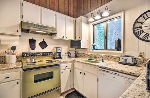 Pinecrest House | Pinecrest Retreat with Fireplace!