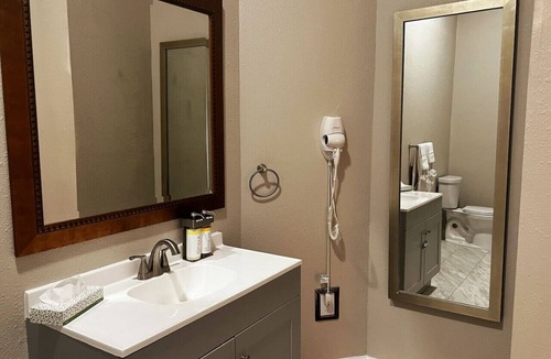 Laurel Hotel | Pinehurst Suite Room 206