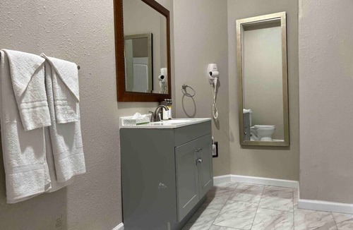 Laurel Hotel | Pinehurst Suite Room 206