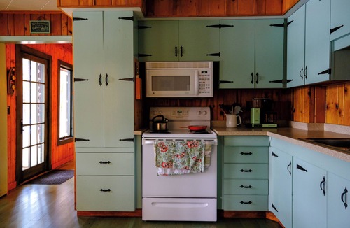 Remer House | Pinepoint Retreat with Lakeside Sauna