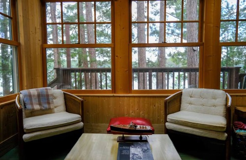 Remer House | Pinepoint Retreat with Lakeside Sauna