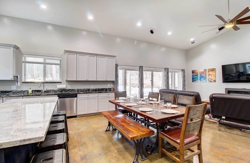 Lakeside Cottage | Pinetop-lakeside Home w/Private Hot Tub & Bar