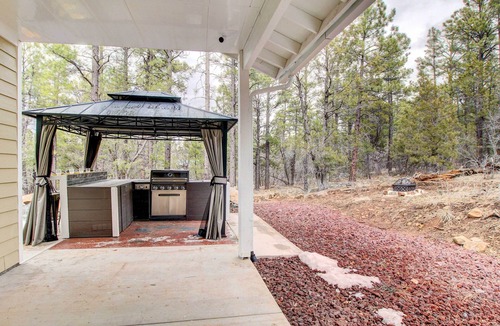 Lakeside Cottage | Pinetop-lakeside Home w/Private Hot Tub & Bar
