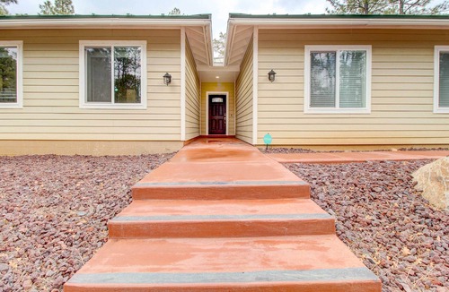 Lakeside Cottage | Pinetop-lakeside Home w/Private Hot Tub & Bar