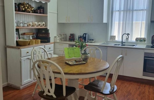 Narromine House | Pinetree Cottage Narromine