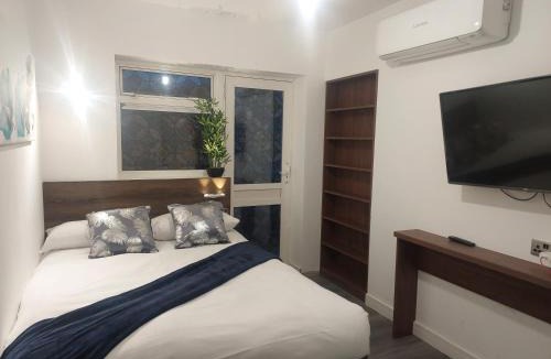 Iver House | Pinewood Guest House