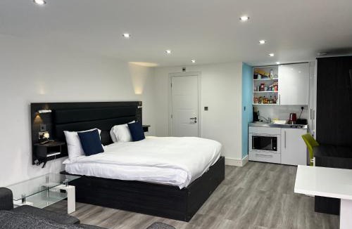 Iver House | Pinewood Guest House