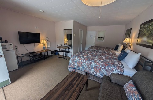 Barry's Bay Hotel | PINEWOOD INN