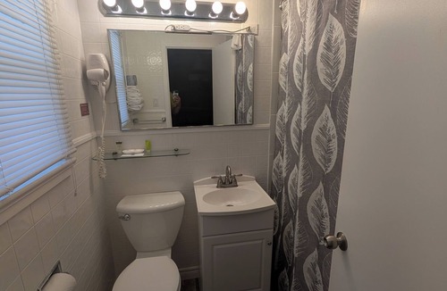 Barry's Bay Hotel | PINEWOOD INN