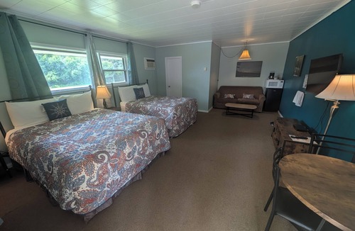 Barry's Bay Hotel | PINEWOOD INN