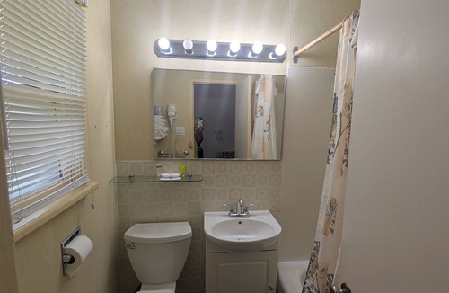 Barry's Bay Hotel | PINEWOOD INN
