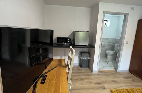 Ibstock Bed & Breakfast | Pinewood Lodge