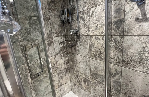 Ibstock Bed & Breakfast | Pinewood Lodge