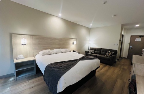 Espanola Hotel | Pinewood Motor Inn