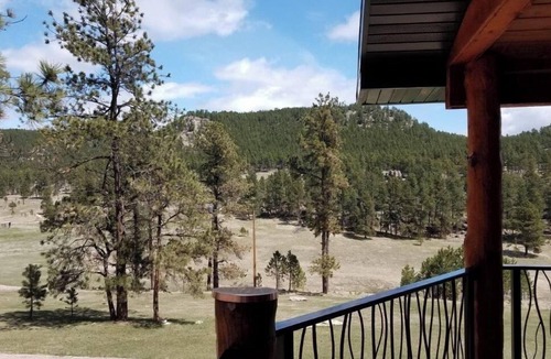 Custer House | Pinewoods Cabin Secluded wilderness and wildlife