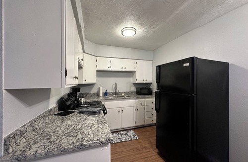 Texarkana Apartment | Piney Woods 5 - King Bed