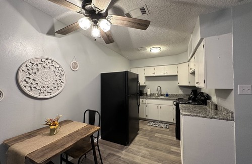 Texarkana Apartment | Piney Woods 6 - King Bed
