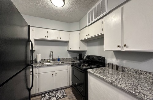 Texarkana Apartment | Piney Woods 6 - King Bed