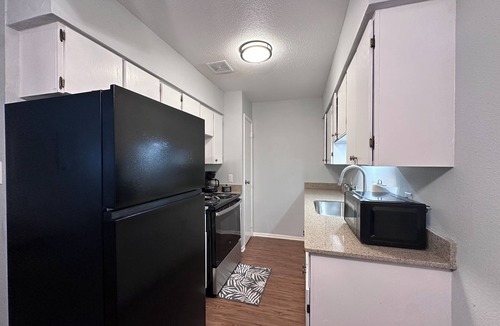 Texarkana Apartment | Piney Woods 7 - King Bed