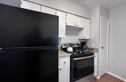 Texarkana Apartment | Piney Woods 7 - King Bed