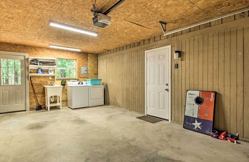 Cape Royale House | Piney Woods Cottage, Steps from Livingston Lake!