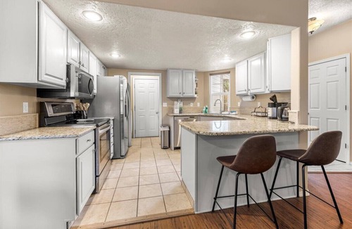 West Bench House | Ping Pong-1600ft²-Backyard-King-Parking-600Mbps