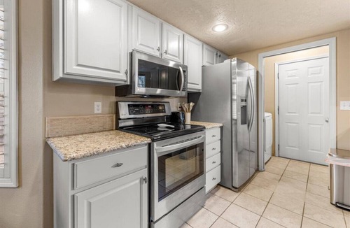 West Bench House | Ping Pong-1600ft²-Backyard-King-Parking-600Mbps