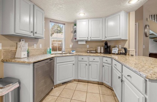 West Bench House | Ping Pong-1600ft²-Backyard-King-Parking-600Mbps