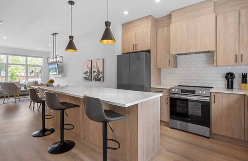 Southwest Calgary House | Ping Pong | King Bed | 3BR | Garage| AC | Backyard