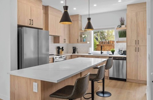 Southwest Calgary House | Ping Pong | King Bed | 3BR | Garage| AC | Backyard