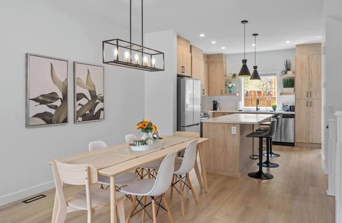 Southwest Calgary House | Ping Pong | King Bed | 3BR | Garage| AC | Backyard