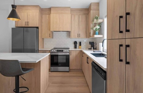 Southwest Calgary House | Ping Pong | King Bed | 3BR | Garage| AC | Backyard