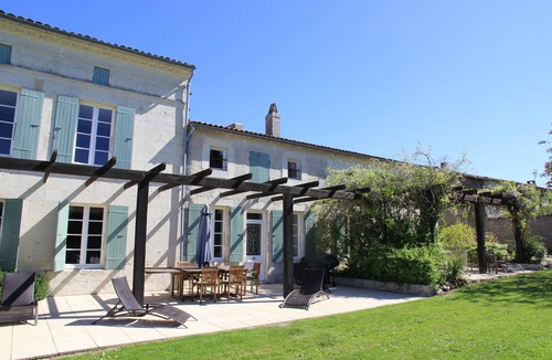 Mortagne-sur-Gironde House | PINK * 244m2 .