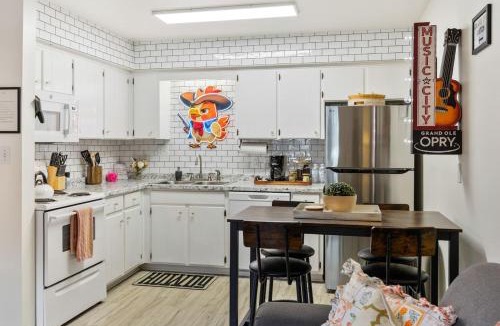 Music Row House | Pink Dreams - Walk to Live Music, Bars, Restaurants - Free Parking