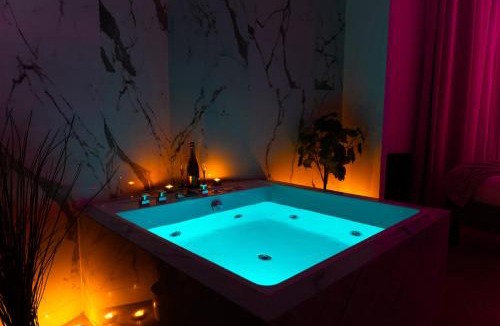Saint-Maurice Apartment | Pink Eden Jacuzzi Suite Luxury Escapade Romantique