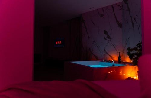 Saint-Maurice Apartment | Pink Eden Jacuzzi Suite Luxury Escapade Romantique