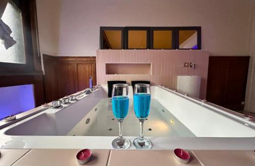 Tourcoing Hotel | Pink Love Room privée avec jacuzzi privatif