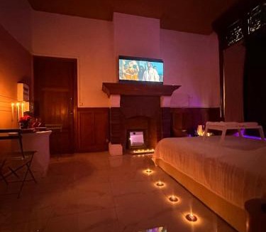 Tourcoing Hotel | Pink Love Room privée avec jacuzzi privatif