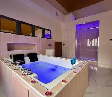 Tourcoing Hotel | Pink Love Room privée avec jacuzzi privatif