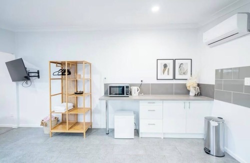Ettalong Beach Cabin | Pink Muse, 3 Mins to Ettalong Beach