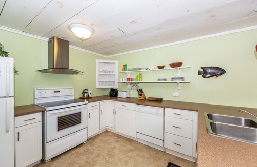 Port Stanley Cottage | Pink on William - within a minute walk to the Beach!