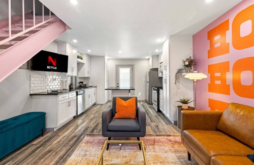 St. Edwards Villa | Pink Palace SoCo Dream Townhome!
