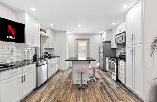 St. Edwards Villa | Pink Palace SoCo Dream Townhome!