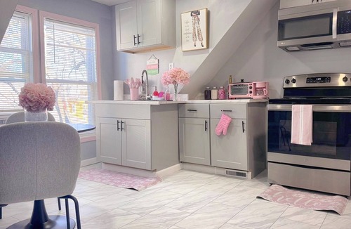 Southside Apartment | Pink Paradise! Cozy Getaway near SU!
