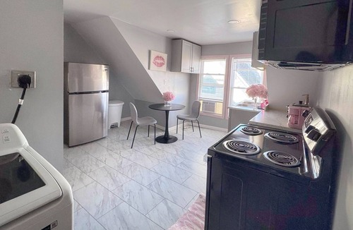 Southside Apartment | Pink Paradise! Cozy Getaway near SU!