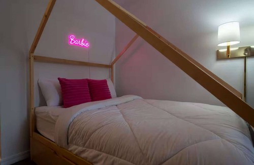 Eureka Springs Historic District Hotel | Pink Room, #16 at Glory Dayz!