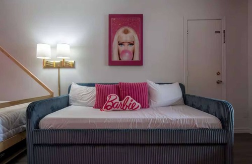 Eureka Springs Historic District Hotel | Pink Room, #16 at Glory Dayz!