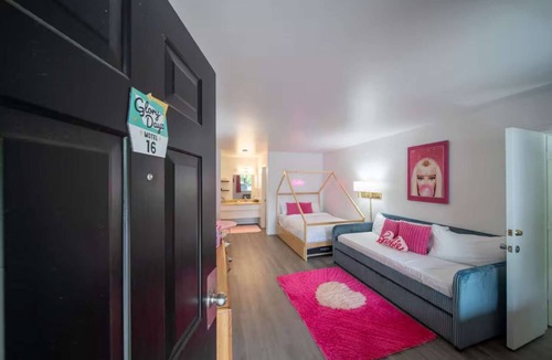 Eureka Springs Historic District Hotel | Pink Room, #16 at Glory Dayz!