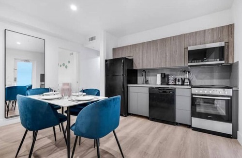 West Avenue Hotel | Pink Suite with POOL ! Parking Passes Available