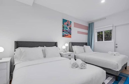 West Avenue Hotel | Pink Suite with POOL ! Parking Passes Available